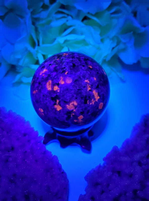 Yooperlite Sphere UV Reactive