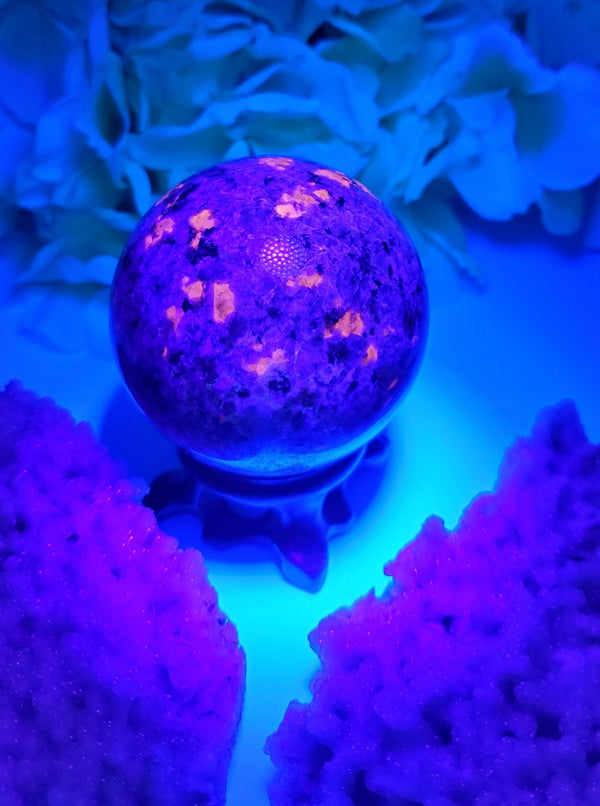 Yooperlite Sphere UV Reactive